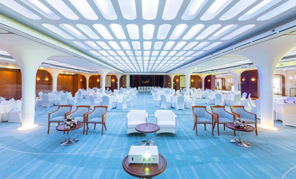 Celebrate Your Graduation in Style at the Prestigious Queen Elizabeth 2 Hotel